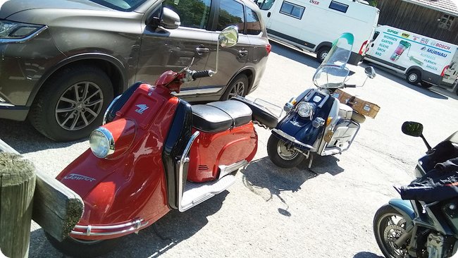 Zwei Touristen auf dem Auerberg: Heinkel Tourist