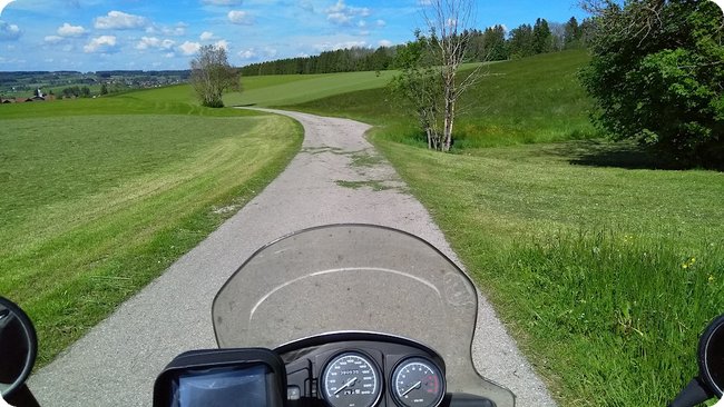 Weiter über schmale Straßen