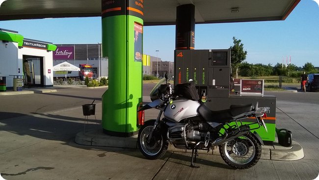 Tankstopp mit langen Schatten