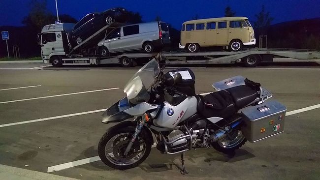 Die übrigen Fahrzeuge auf dem Transporter sind nicht so elegant