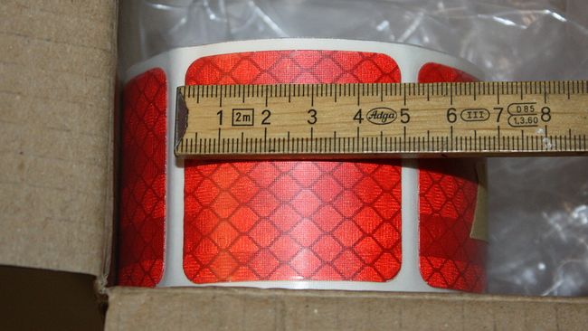 Die Kantenlänge der Quadrate: 50 mm