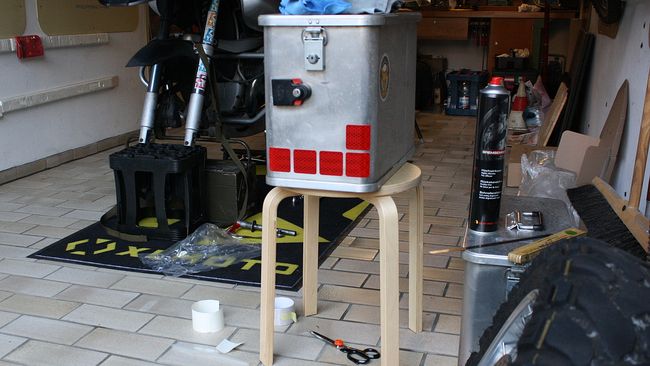 Fünf Aufkleber auf der Därr Big Box