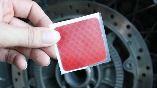 Die Vorderseite in rot mit Trägerfolie