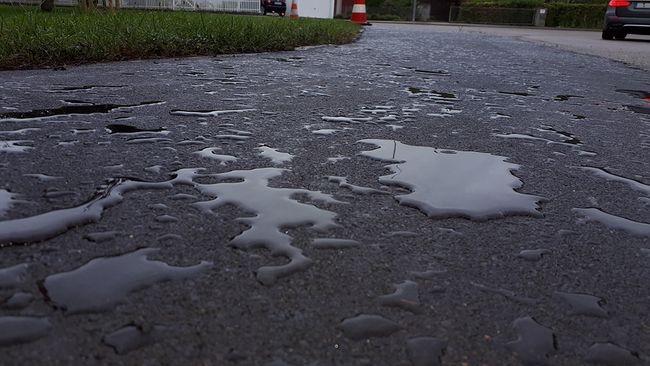 Das Wasser sammelt sich in kleinen Lachen und macht alles sehr rutschig