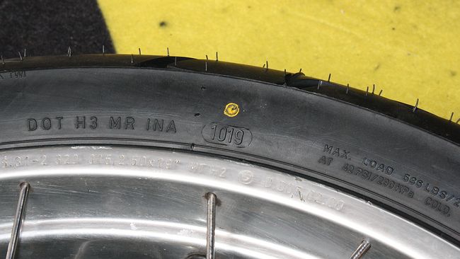 Noch ein gelber Punkt, genau am »DOT«!