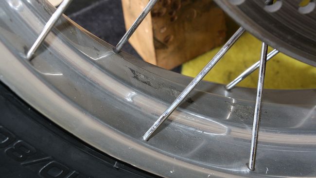 Rückstände vom Kleber der Bleigewichte