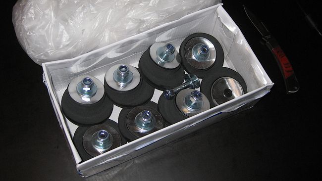 Acht montagefertige Kofferhalter aus Gummi