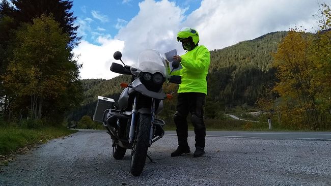 Anfahrt im Regen (und Sonnenschein) in neongelb Gewandet