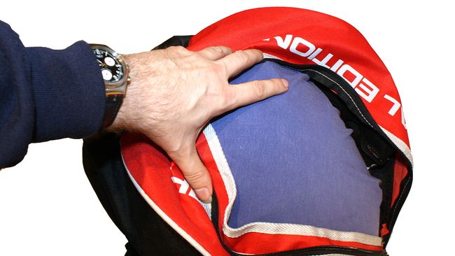 Helm im Rucksack (in »T-Shirt-Wrapping«