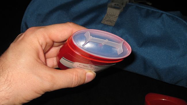 Eine weitere Abdeckung unter dem Deckel