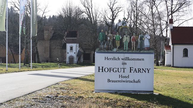 Das Willkommensschild – stilecht im Gegenlicht fotograpixelt