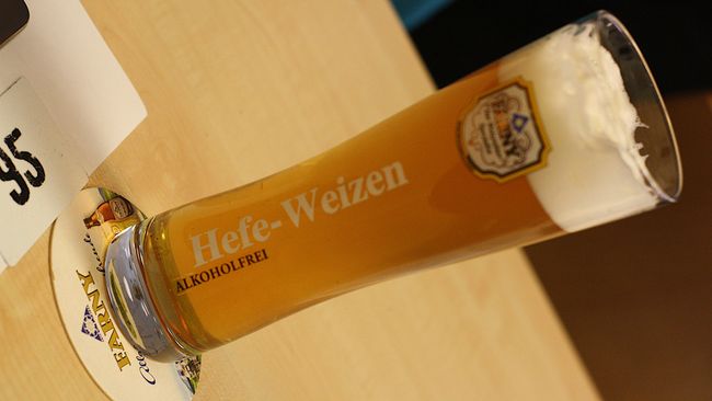 Alkoholfreies Hefeweizen von Farny – im passenden Glas