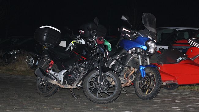  Honda GLR125 (CB125F) und Kawasaki KLE Versys 650 (vor dem MZ-Gespann)