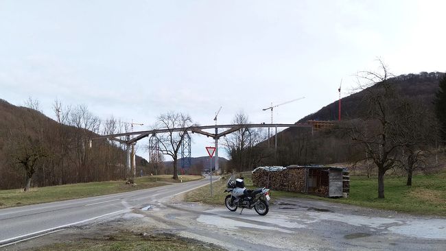 Im Hintergrund: Filstalbrücke (Neubaustrecke Wendlingen–Ulm) bei Mühlhausen im Täle