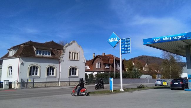 1,329 Euro pro Liter Super? 1,299 Euro pro Liter E10? Ist mir zu teuer.