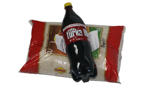Cola und Reis aus dem türkischen Supermarkt