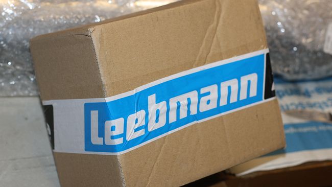 Von wem ist das Paket? Ah, ganz dezent versteckt... 