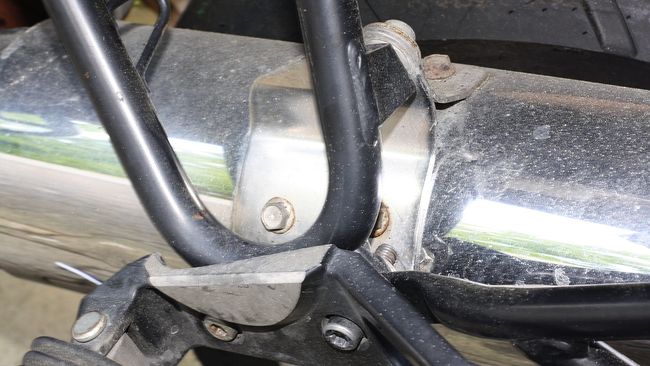 Die Halterung vom Endschalldämpfer an meiner R 1150 GS