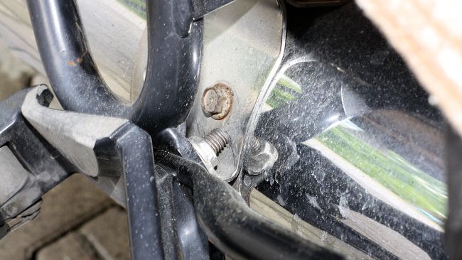 Beide Schrauben ohne Gummipuffer