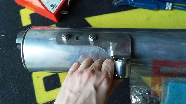 Noch ist nichts angezogen: Die Halterung ist noch locker