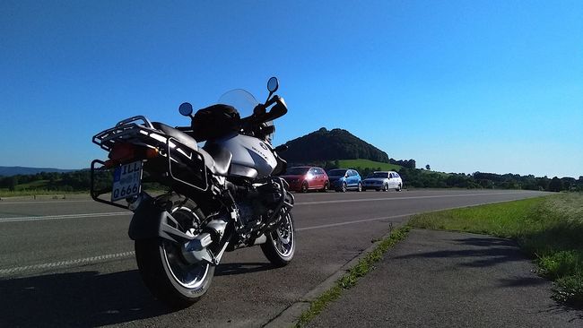 BMW R 1150 GS vor dem Hohenstaufen