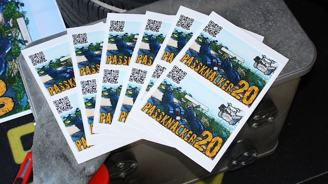 Abzugeben: Neun Passknacker 2020 Nachweisposteraufkleber
