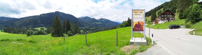 Panorama an der Westanfahrt vom Riedbergpass