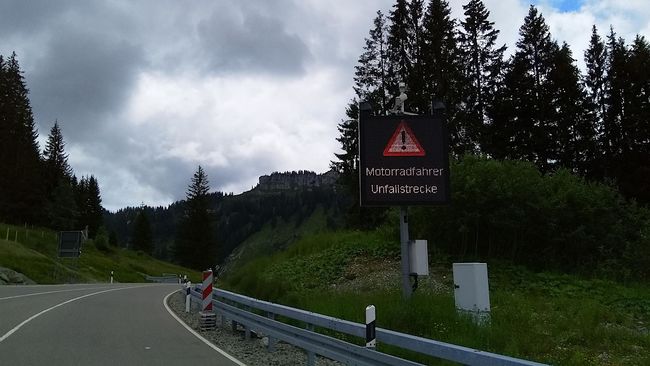 LED-Warntafel an der Passhöhe vom Riedbergpass