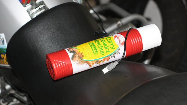 Die (Upcycling-)Transportrolle ist mit dem Poster bestückt