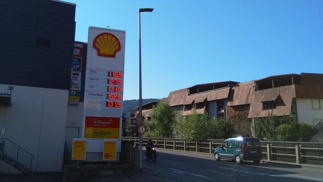 Super E10 für 1,279 Euro. Das war schon mal günstiger.