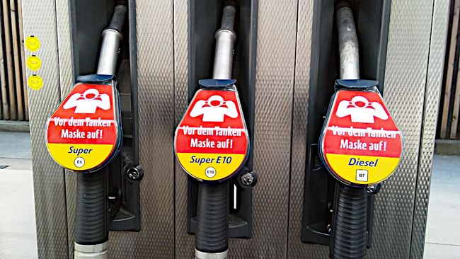 »Vor dem Tanken Maske auf!«