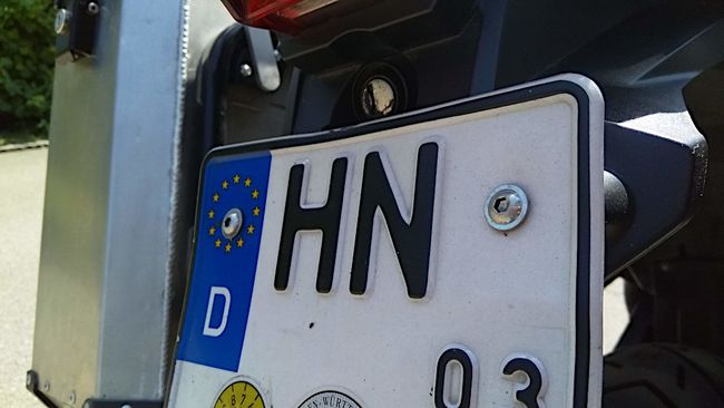 Kennzeichen am Heck der Triumph Tiger 800