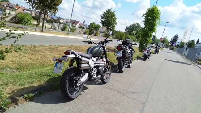 Die Tiger 800 steht schon »etwas schräg« in der Landschaft