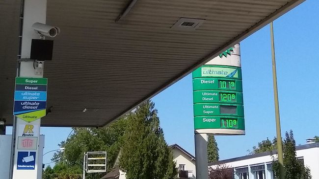 Mit Bedienung also 8 Cent teurer (oder war es die Grenznähe?)