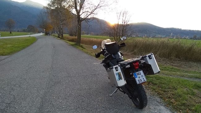 Die Sonne versinkt im Westen (irgendwo in Oberbayern)