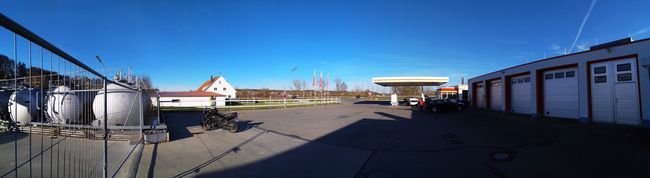 Tankstellenidylle im Panoramaformat