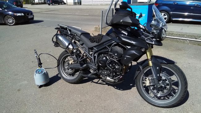 Gruppenansammlungen vermeiden: Mit der Tiger beim Reifendruckcheck