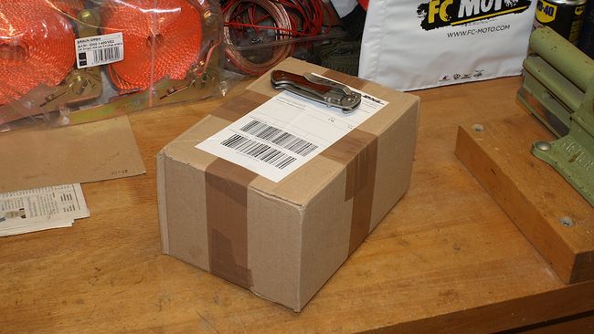 Ein Paket mit einer gebrauchten Rückleuchte