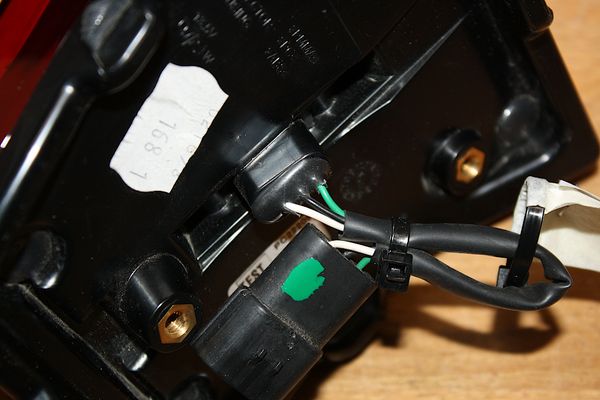 Der Stecker am LED-Rücklicht