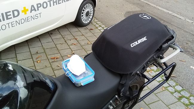 Unterwegs mit FFP2-Maske und Motorradrucksack