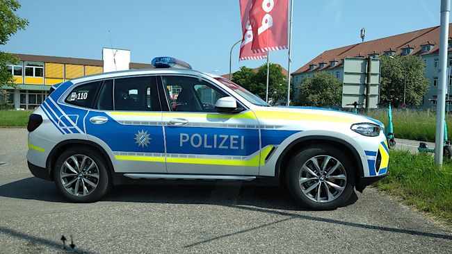 Dienst-SUV mit neongelben Streifen