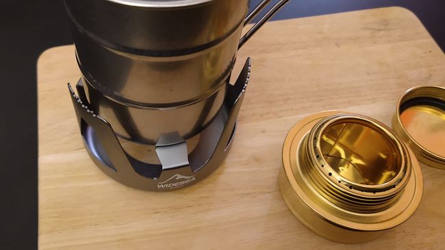 Die Tasse passt auf die unteren Auflageflächen