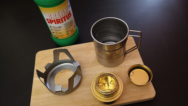 Wasser in die Tasse, Brennspiritus in den Brenner – es kann losgehen!