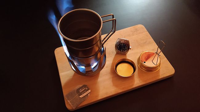 Plötzlich und unvermittelt: die Flamme schlägt neben der Tasse empor