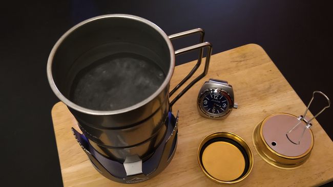 Nach etwa 4 Minuten: das Wasser beginnt zu kochen