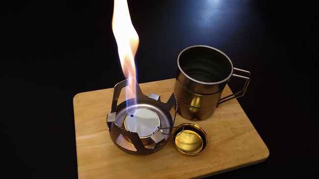 Durch die kleine Öffnung im Regulator begehrte die Flamme noch einmal auf