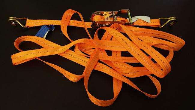 Der Gurt ist sehr lang, daher bleibt vermutlich immer ein »langes Ende« übrig