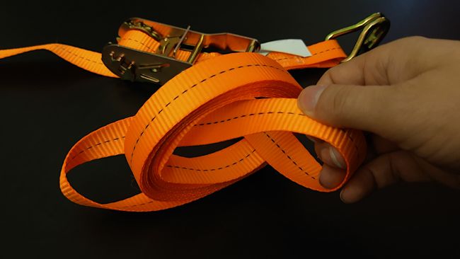 Der dritte Schritt: die Schlinge über das gerollte Band streifen