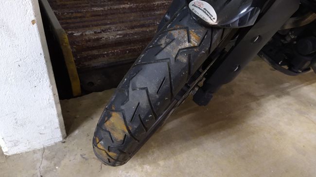 Der Dreck auf den Reifen ist der Rost der Stellfläche