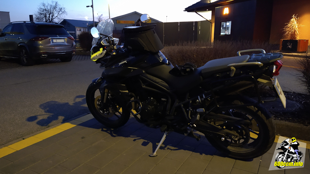 Im Westen hinter dem Mc Donald's geht die Sonne unter